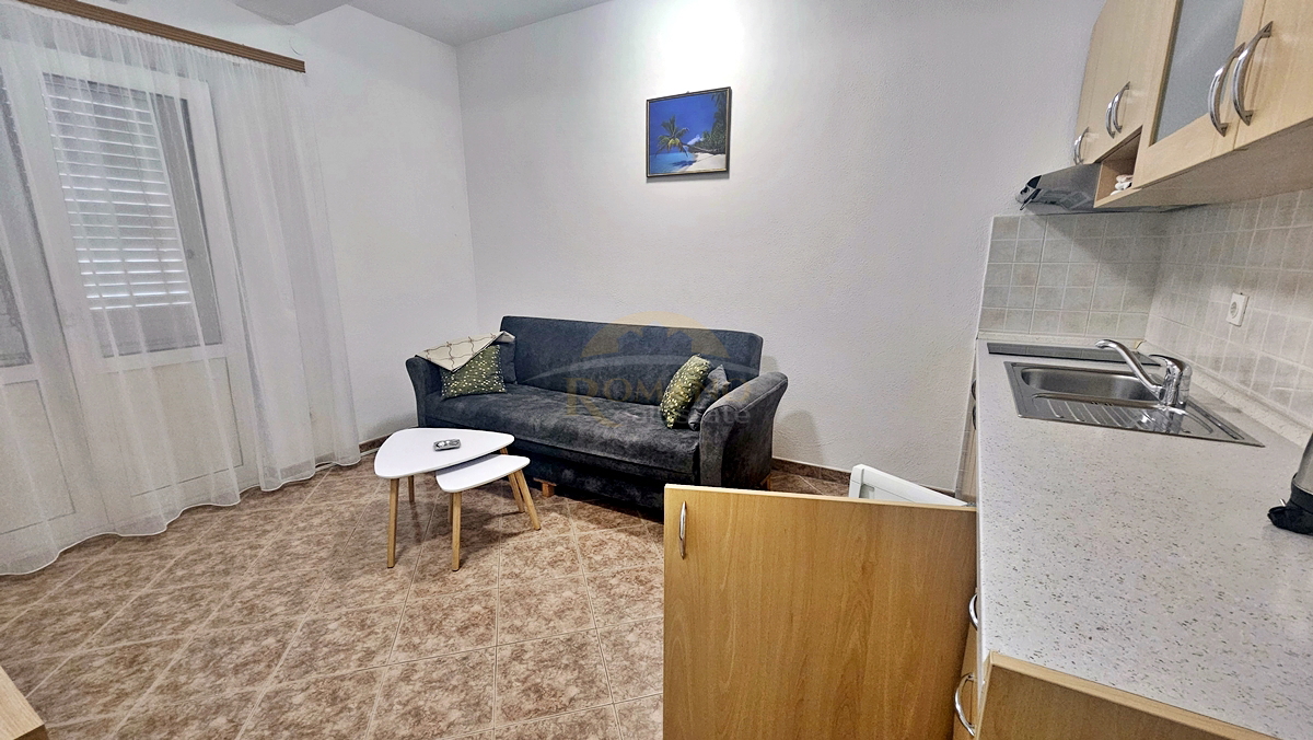 Casa con appartamenti a Okrug Gornji/Čiovo, seconda fila dal mare - 5 appartamenti